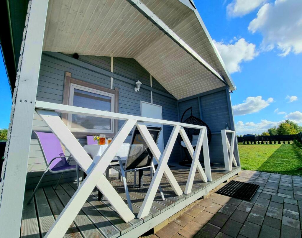 Domek letniskowy Patkachatka w Ostrowie – ogrodzona działka dla psa, 3 km do plaży i 50 m do lasu.