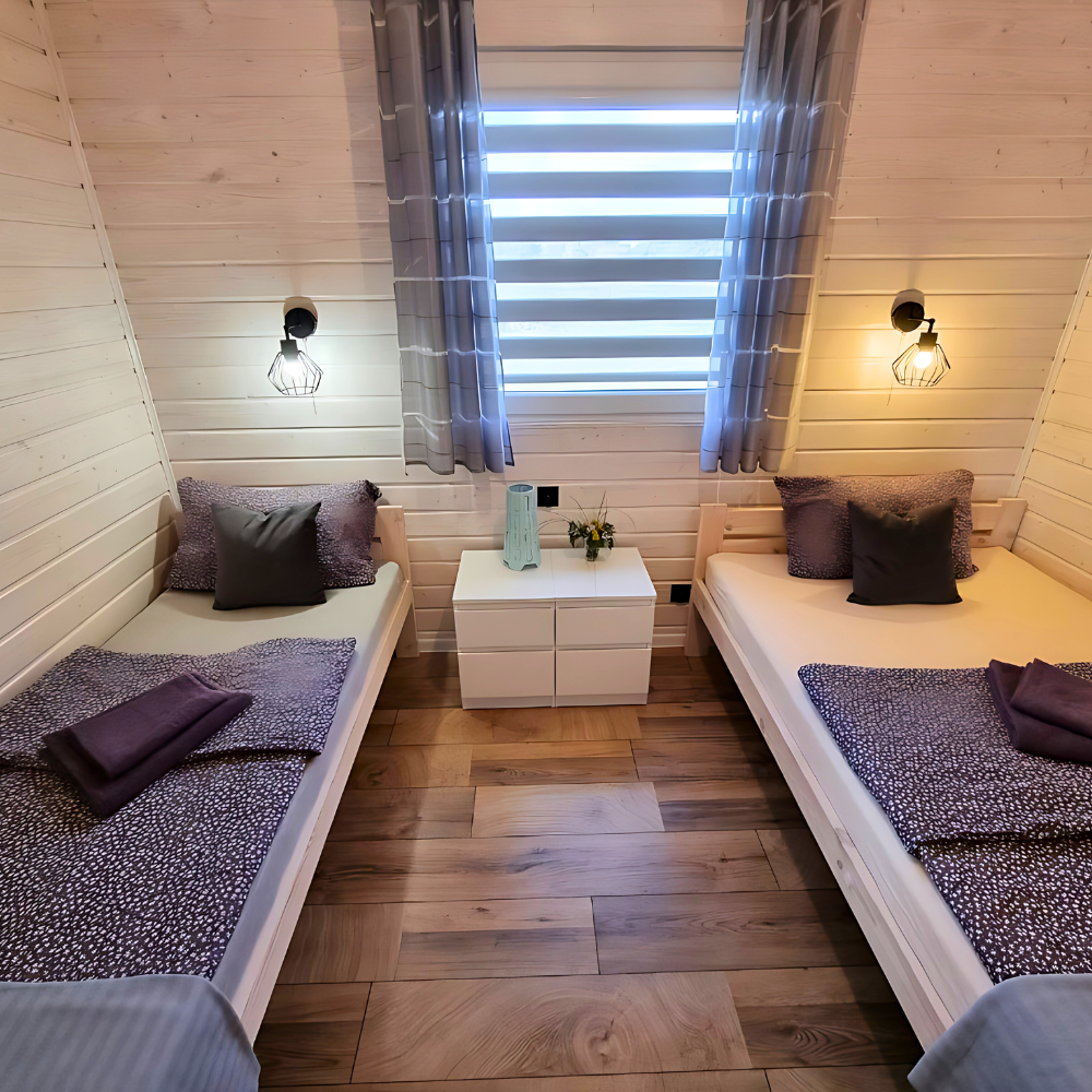 Stylowa sypialnia z drewnianą ramą łóżka i delikatnym oświetleniem – oaza spokoju w Patkachatka