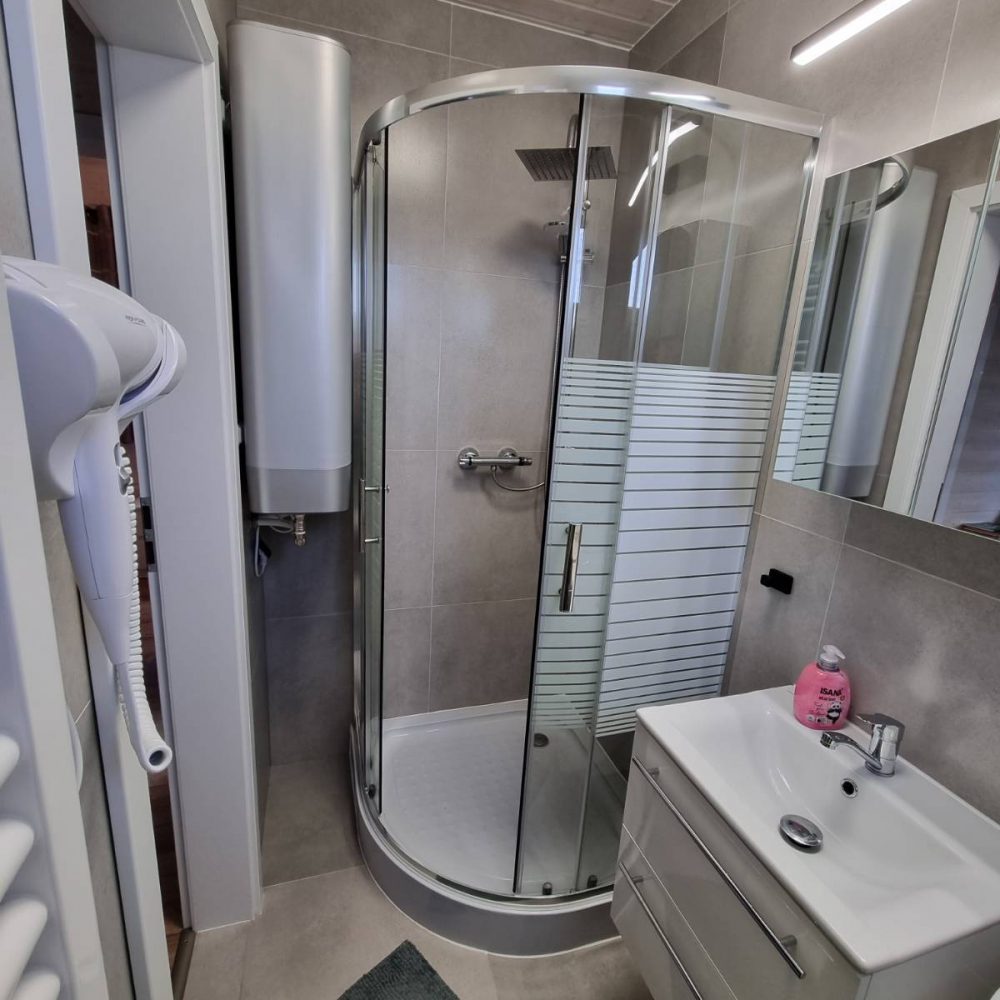 Czysta i nowoczesna łazienka z pralką w Patkachatka