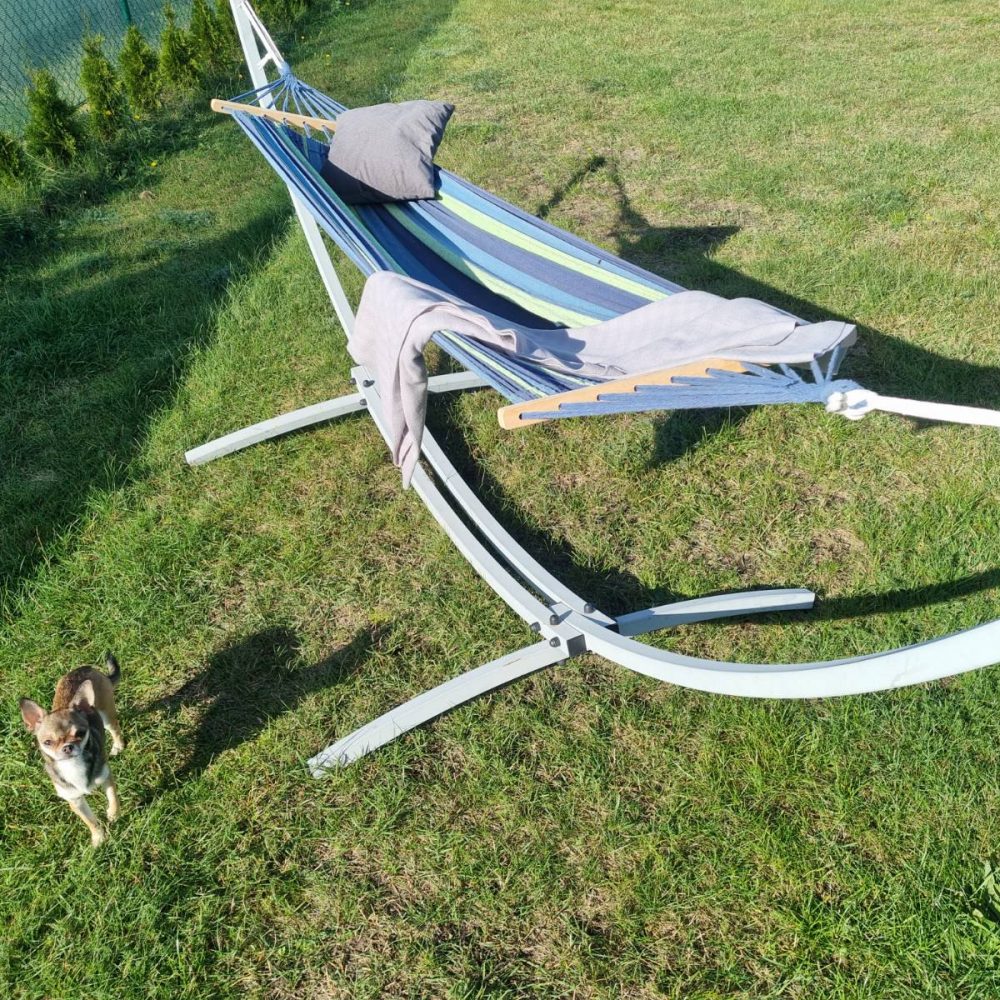 Hamak w ogrodzie Patkachatka – idealny relaks z psem