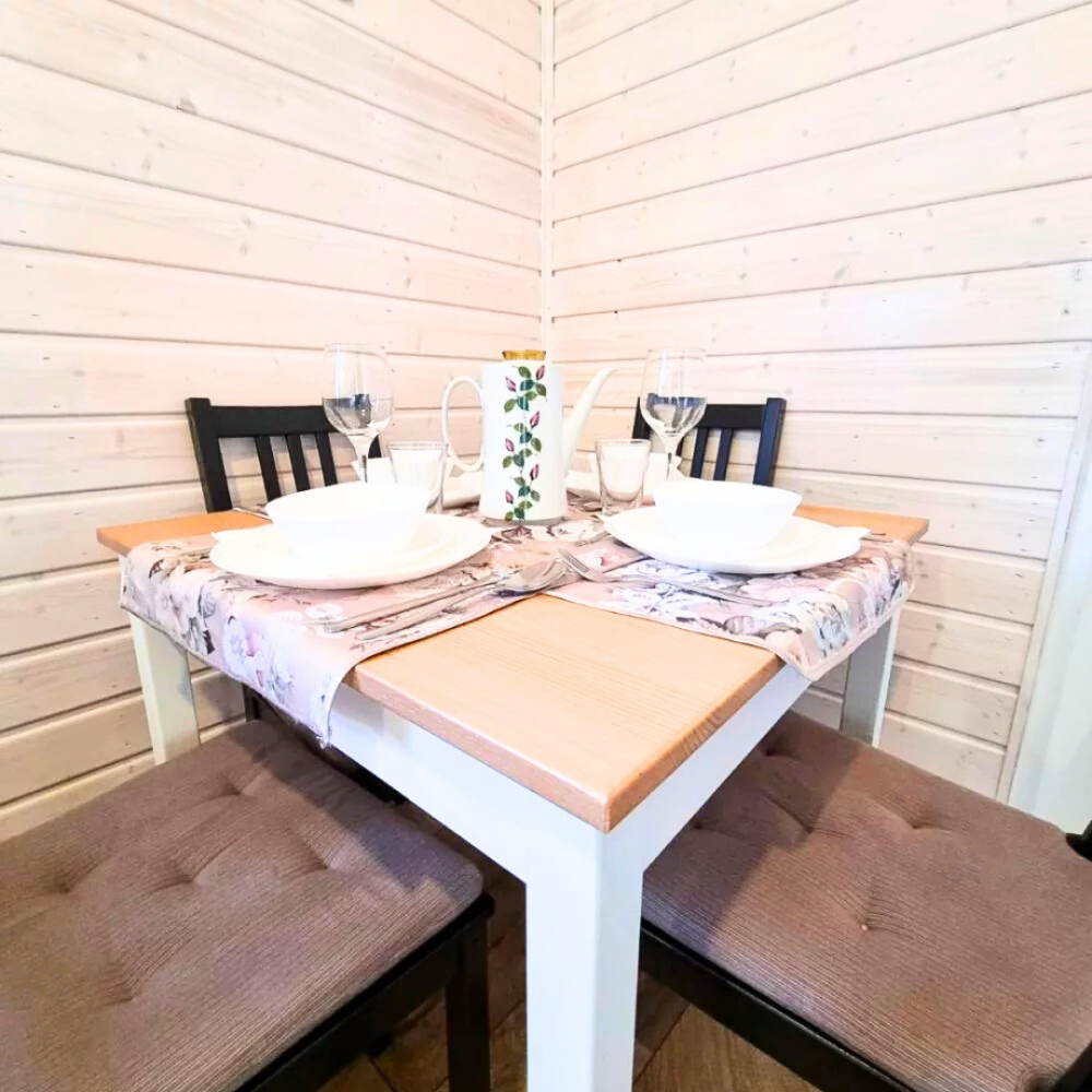 Przytulna jadalnia w domku Patkachatka – stół dla 4 osób