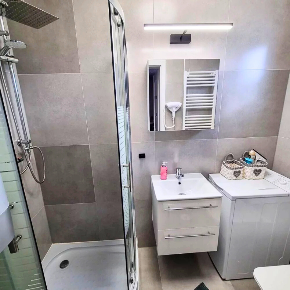 Czysta i nowoczesna łazienka z pralką w Patkachatka