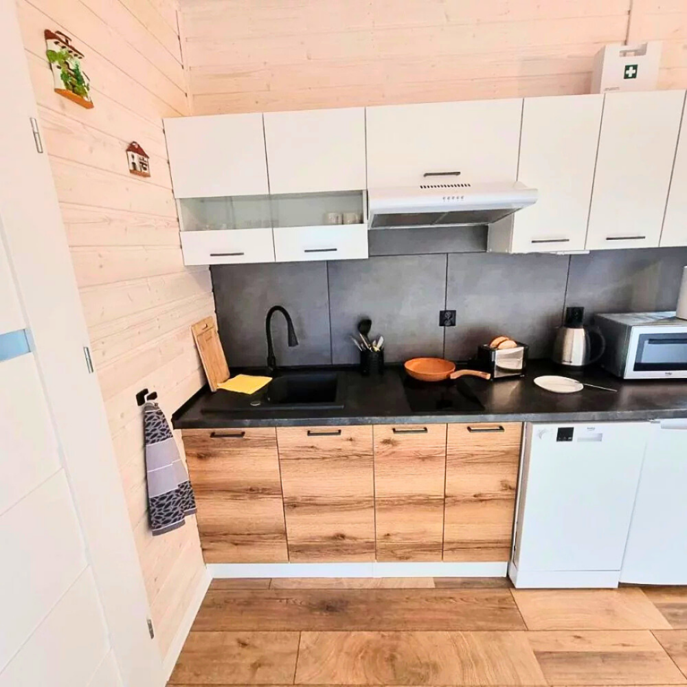 Kuchnia w domku Patkachatka z mikrofalą, płytą i zmywarką. urlop bez smyczy w wygodnym miejscu