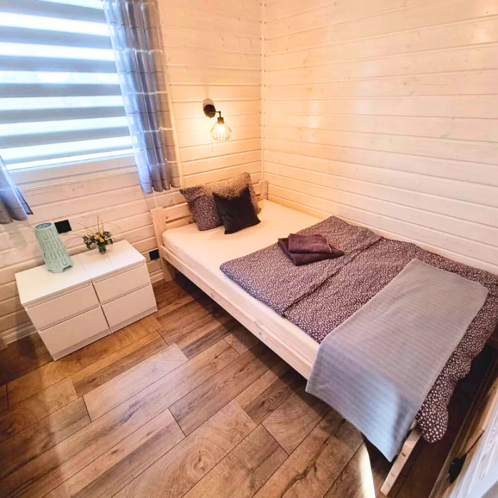 Sypialnia z dwoma łóżkami w domku Patkachatka