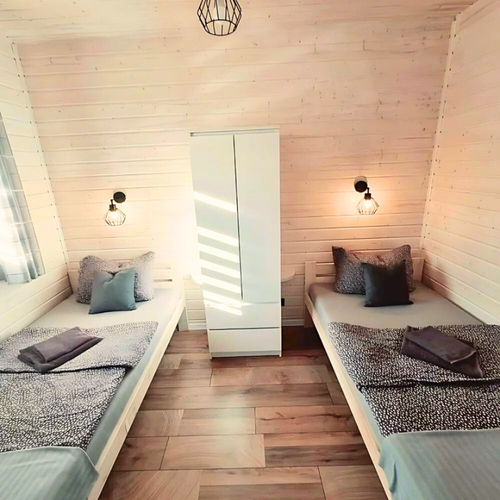 Sypialnia z dwoma łóżkami i szafką nocną w Patkachatka